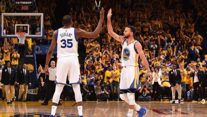  库里三分雨勇士大胜开拓者迎连胜  