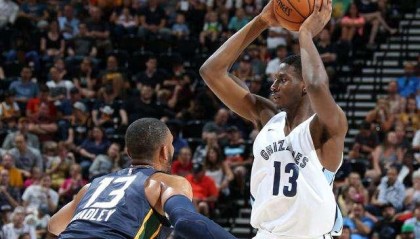  特雷杨超远压哨三分命中，老鹰一分优势险胜活塞