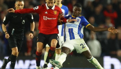  曼联争议红牌引热议，B费染红离场球队惨遭绝杀  