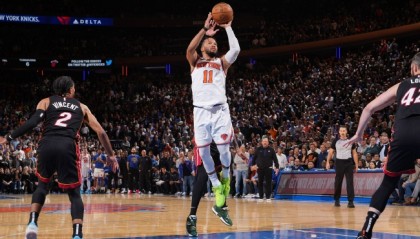  巴特勒关键球热火险胜尼克斯  