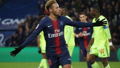  斯特拉斯堡黑马狂奔，爆冷击败传统豪强