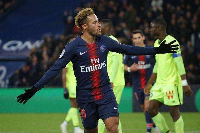  斯特拉斯堡黑马狂奔，爆冷击败传统豪强