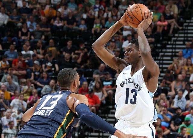  特雷杨超远压哨三分命中，老鹰一分优势险胜活塞